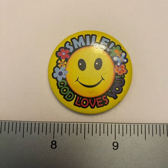 Smile God Loves You pin back button - Picture 2 of 3
